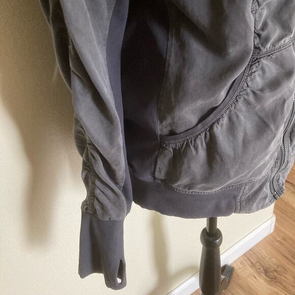 Lululemon Jacket Womens 8 Gray Reversible Thumb Holes Ruched Zipper Cool Down - Picture 7 of 12